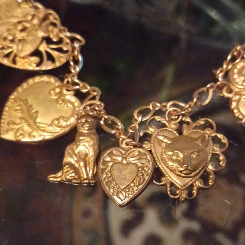 GOLDTONE AND BRASS HEARTS WITH CATS RARE FIND NECKLACE - Picture 3 of 6